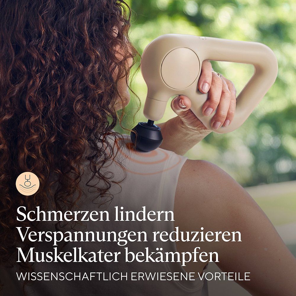 Frau massiert Schulter mit beigem Massagegerät. Text: "Schmerzen lindern, Verspannungen reduzieren, Muskelkater bekämpfen".
