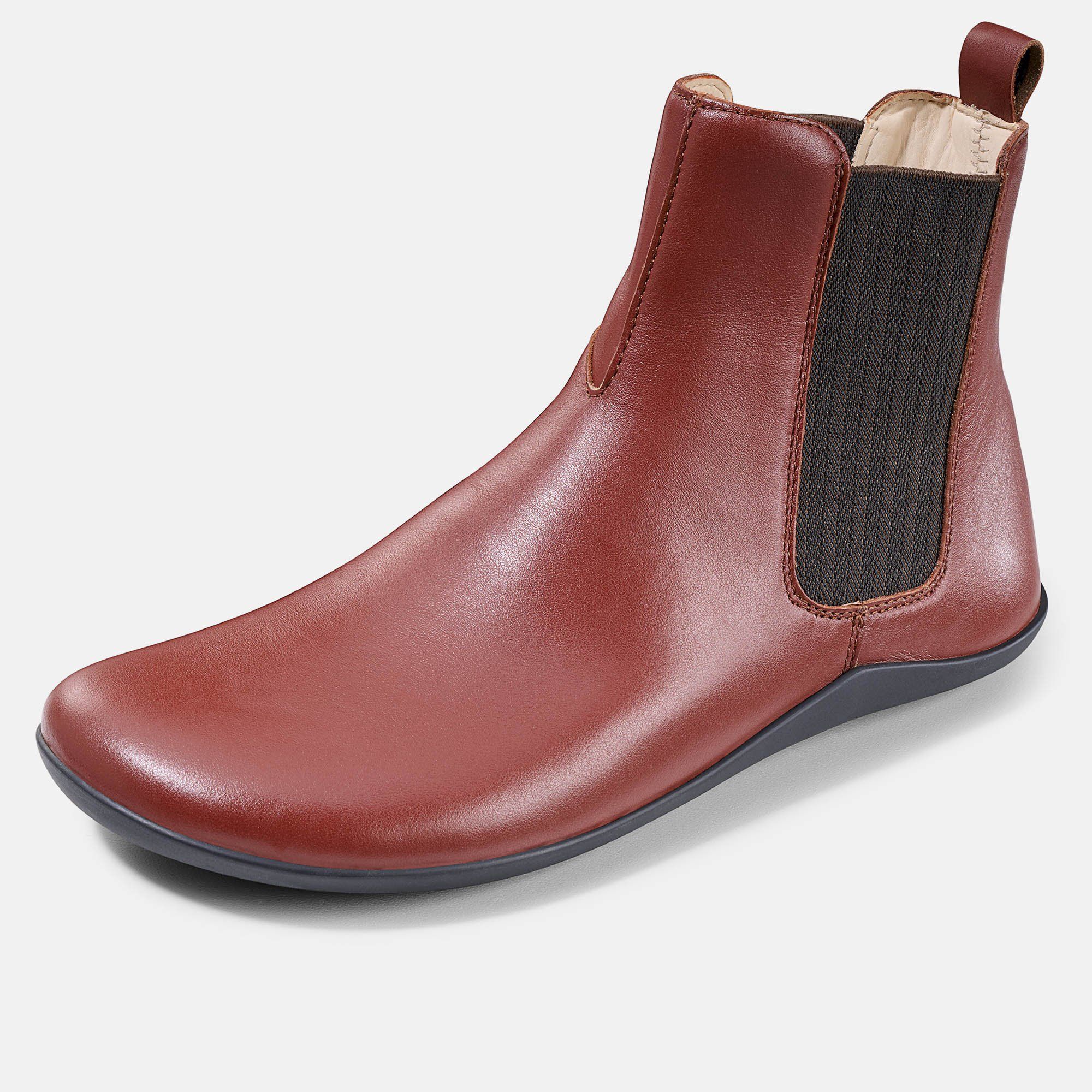 Rötlich-braune Stiefelette. Elastischer Einsatz. Schwarze Sohle. Zuglasche. Innen helles Leder.