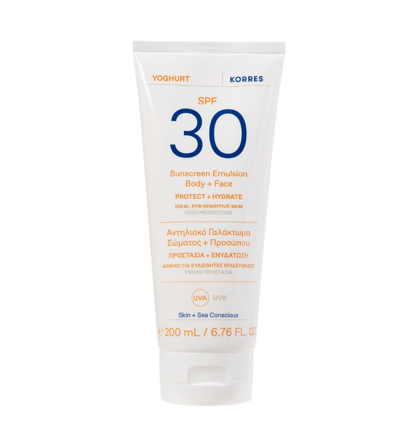 Weiße Tube mit blauer und orangefarbener Schrift. Produktname: Yoghurt Sonnenschutz-Emulsion SPF 30. Auf weißem Hintergrund.