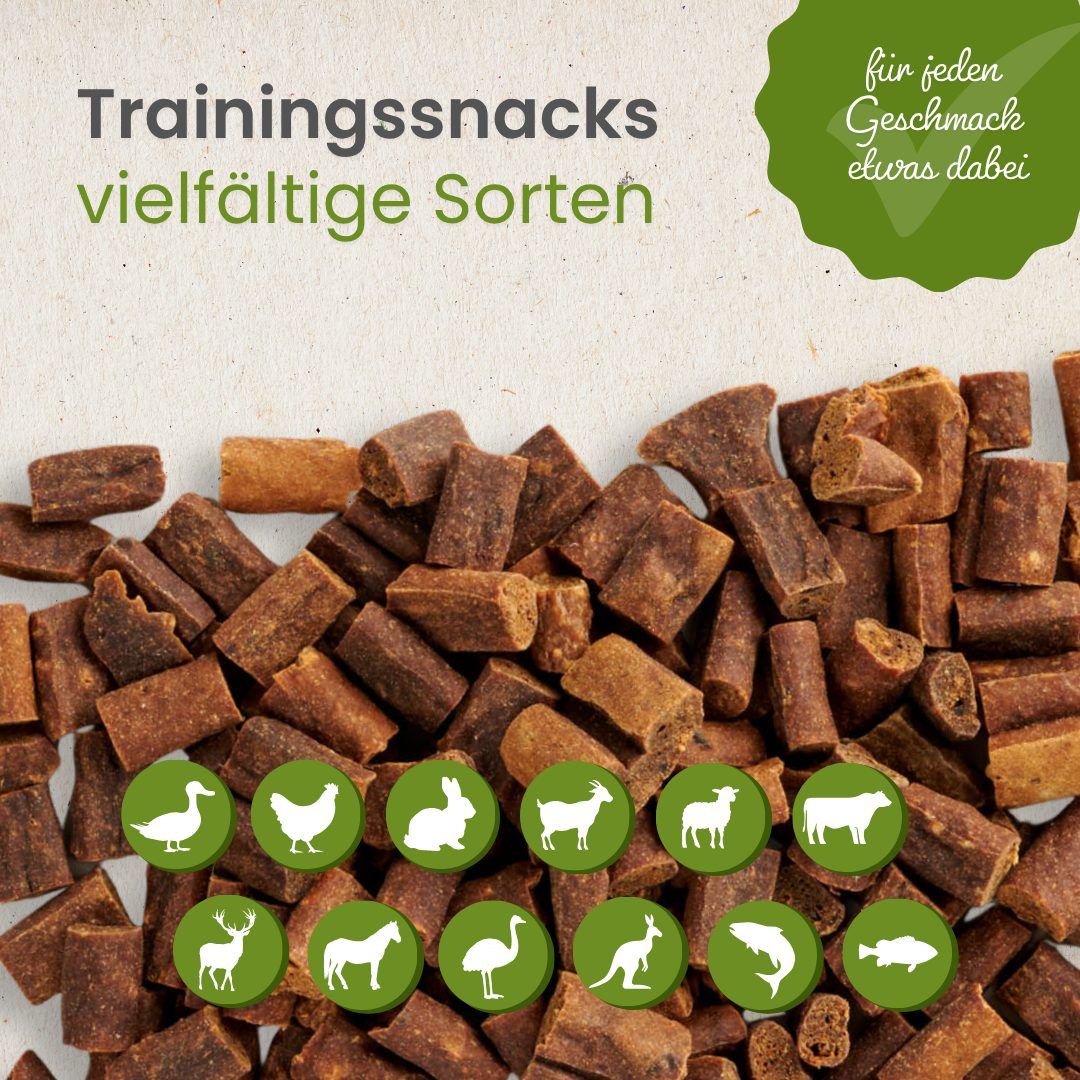 Haufen von kleinen, zylindrischen Hundeleckerlis.