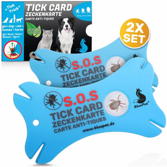 Zwei blaue Zeckenkarten mit Lupe. Aufschrift: S.O.S. TICK CARD. Verpackung mit Logo und Produktbildern.