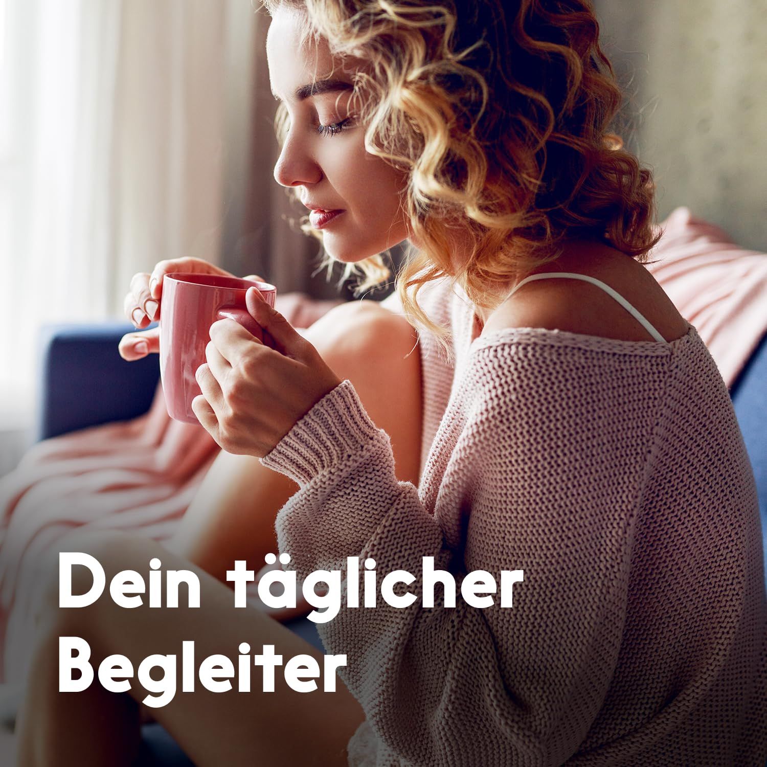 Frau mit lockigem Haar trinkt aus einer rosa Tasse. Text: Dein täglicher Begleiter.