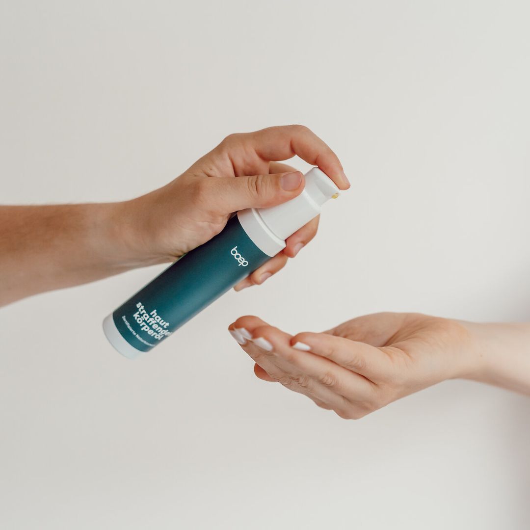 Eine Person hält eine Flasche mit Pumpe. Die Flasche ist blau und weiß. Auf der Flasche steht "boep".