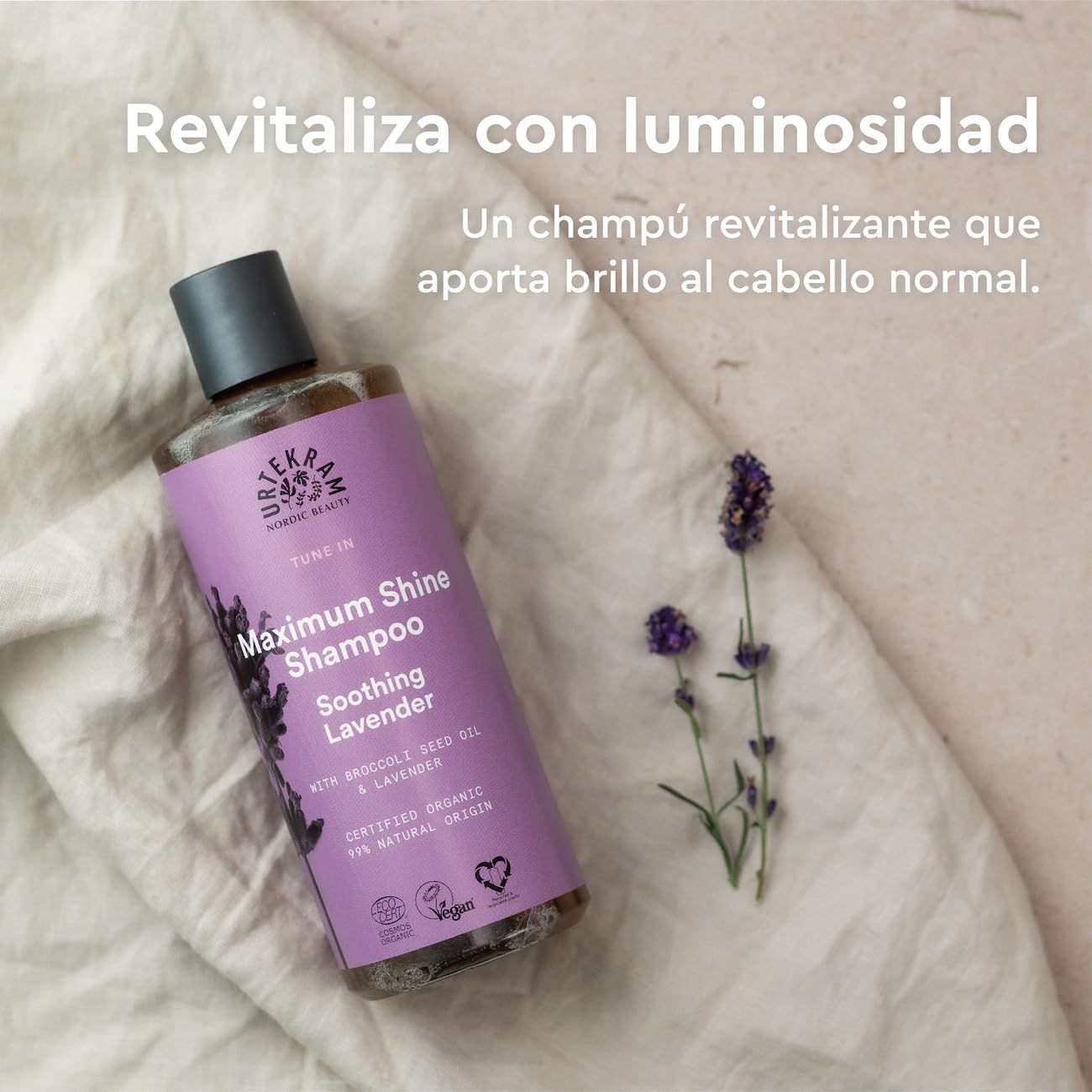 Flasche Shampoo, lila Etikett, Lavendel-Illustration, Text: Maximum Shine Shampoo, Soothing Lavender. Bio-Siegel.
