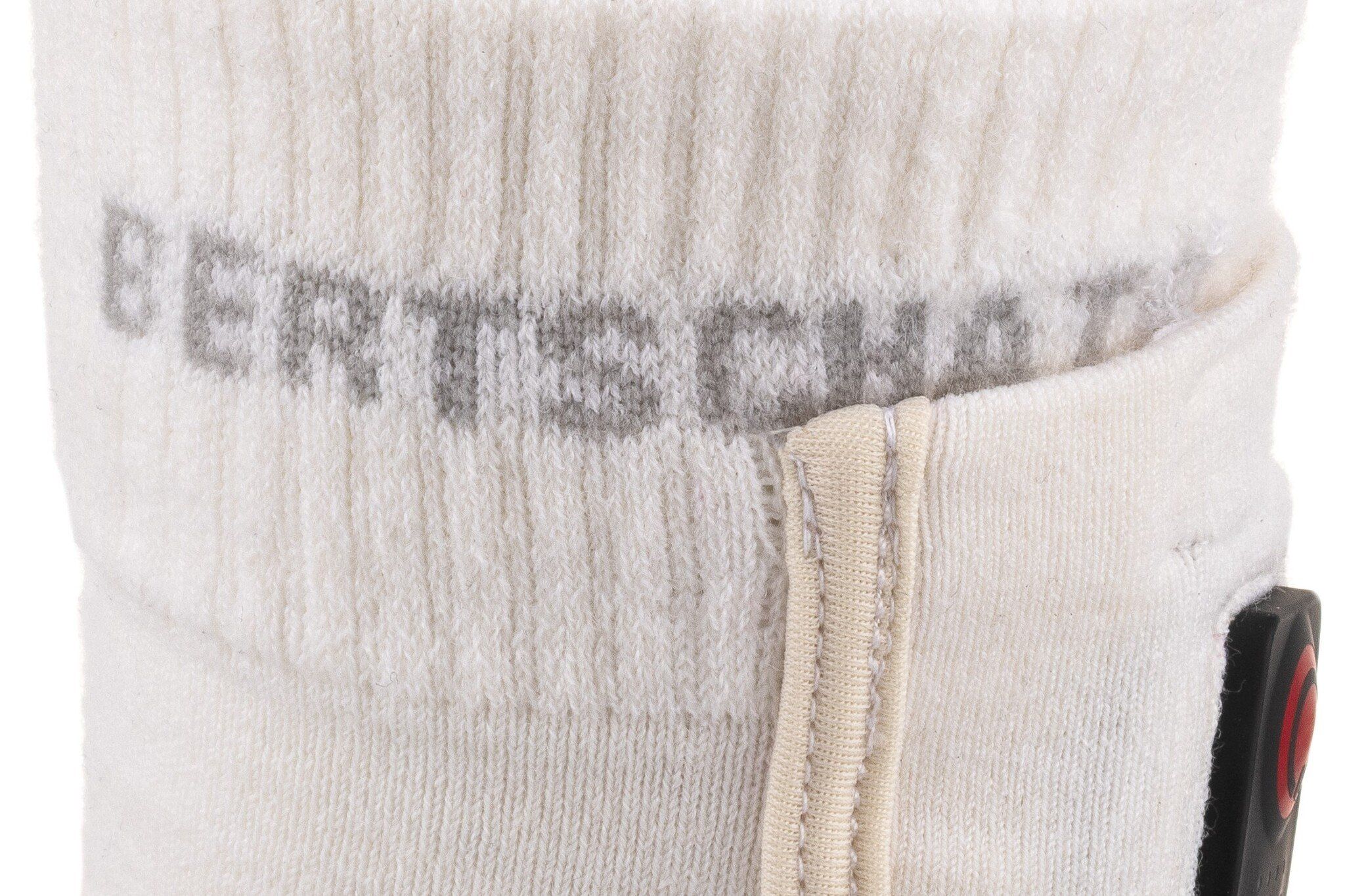 Nahaufnahme des oberen Teils einer weissen Socke. Grauer Schriftzug BERTSCHAT. Schwarzes Bedienfeld.