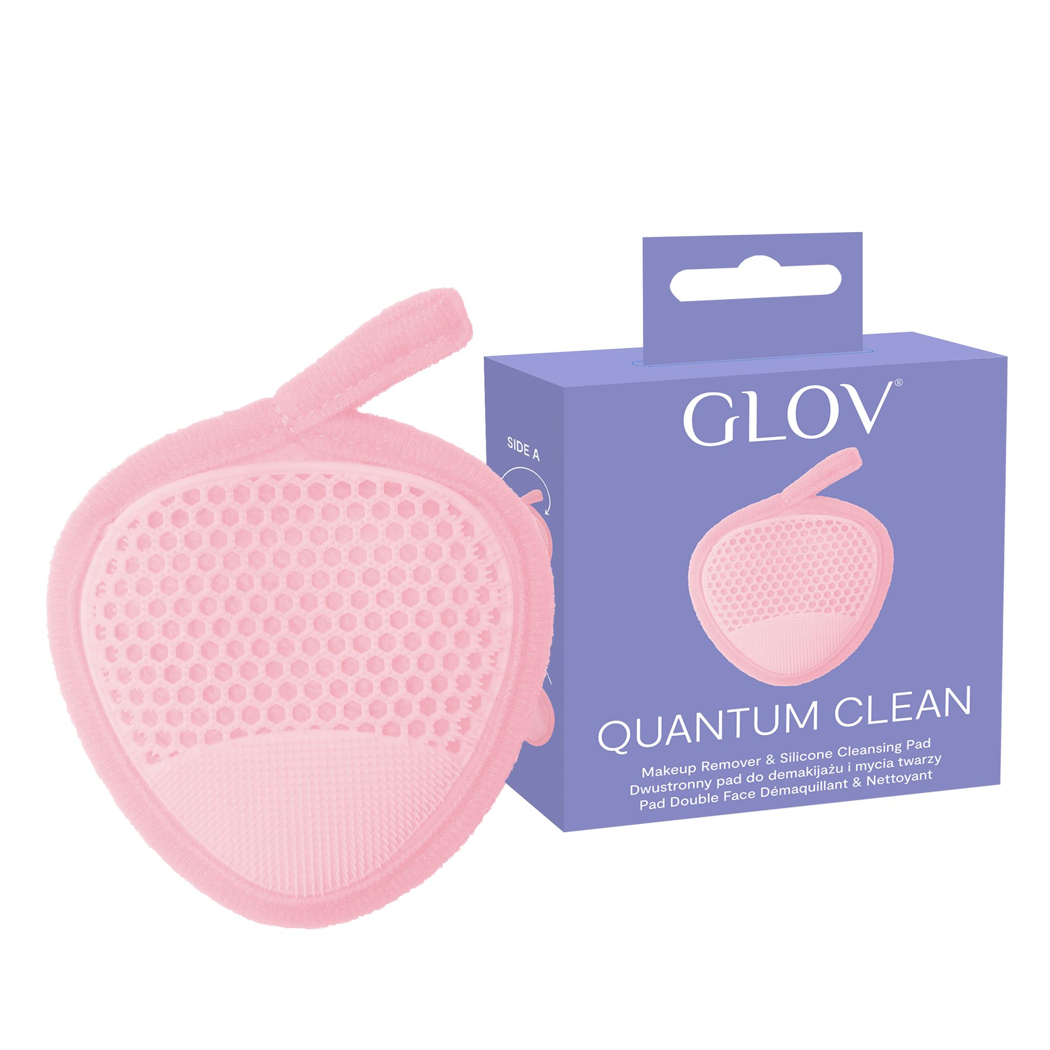 Frau reinigt Gesicht mit GLOV Pad und Wasser.