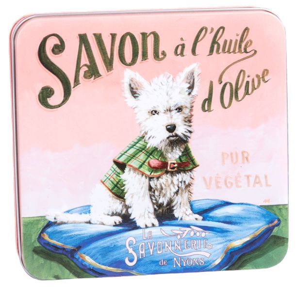 Rosa Metallbox mit Hund und Schriftzug. "Savon à l'huile d'Olive" und "La Savonnerie de Nyons" sind sichtbar.