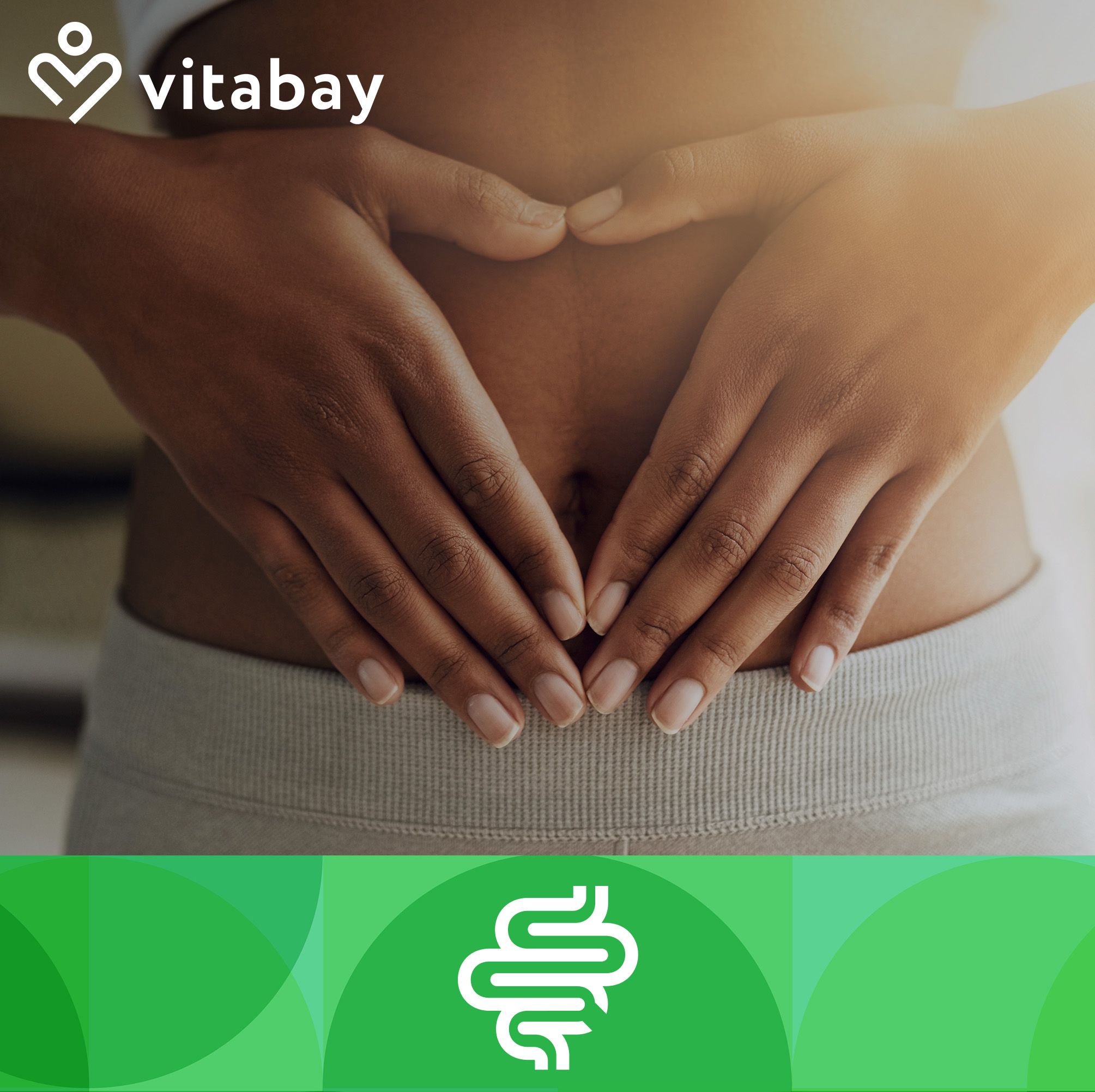 Hände formen Herz über Bauch. Vitabay Logo links oben. Grüner Hintergrund mit Darm-Symbol.