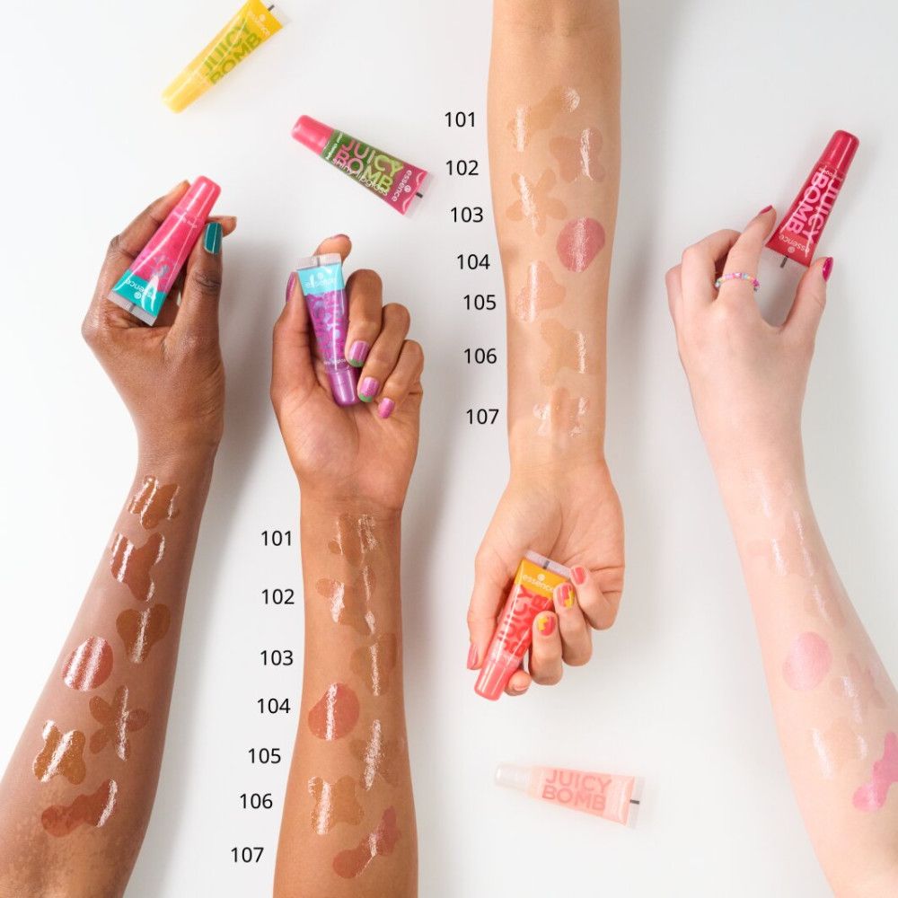 Mehrere Arme mit Lipgloss-Swatches und Tuben. Verschiedene Farben und Marken. Zahlen 101-107.