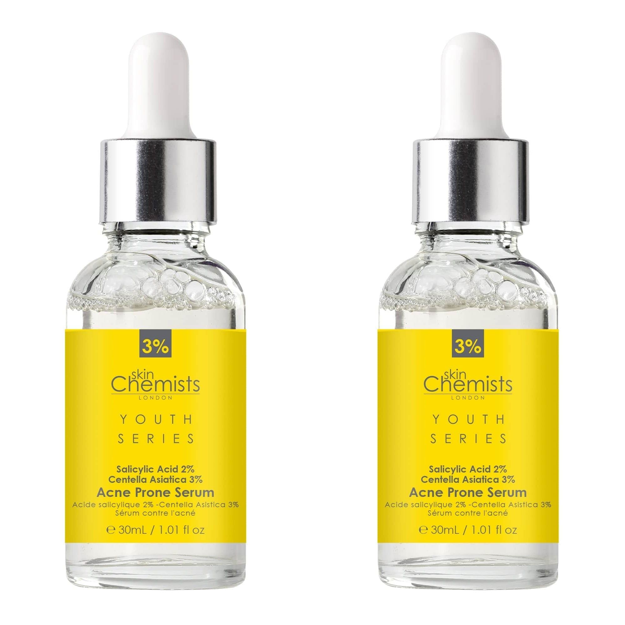 Zwei Flaschen Serum mit Pipette. Gelbes Etikett mit Text: skinChemists, Youth Series, Acne Prone Serum.