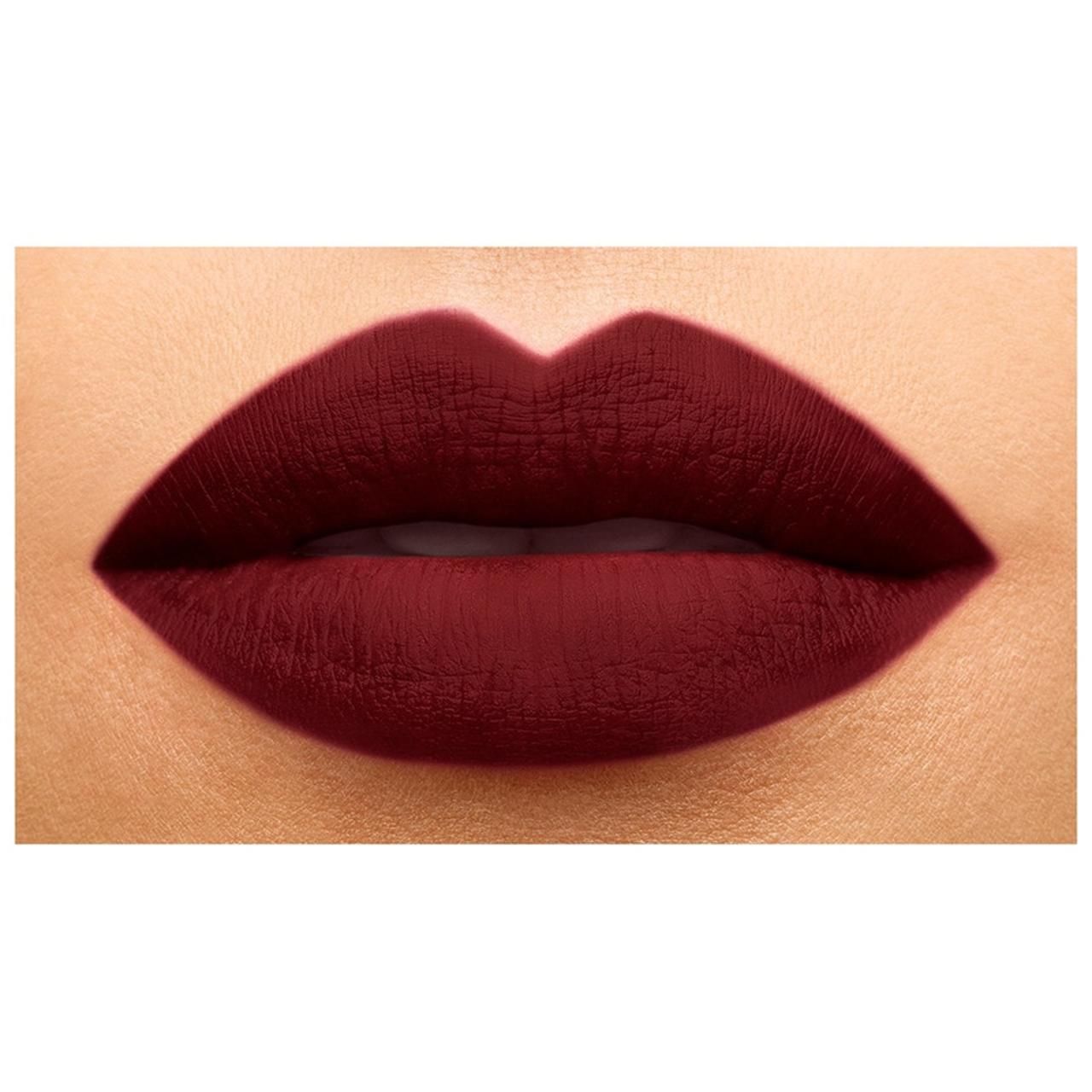 Nahaufnahme von Lippen, bedeckt mit dunkelrotem Lippenstift. Die Lippen sind voll und glatt.
