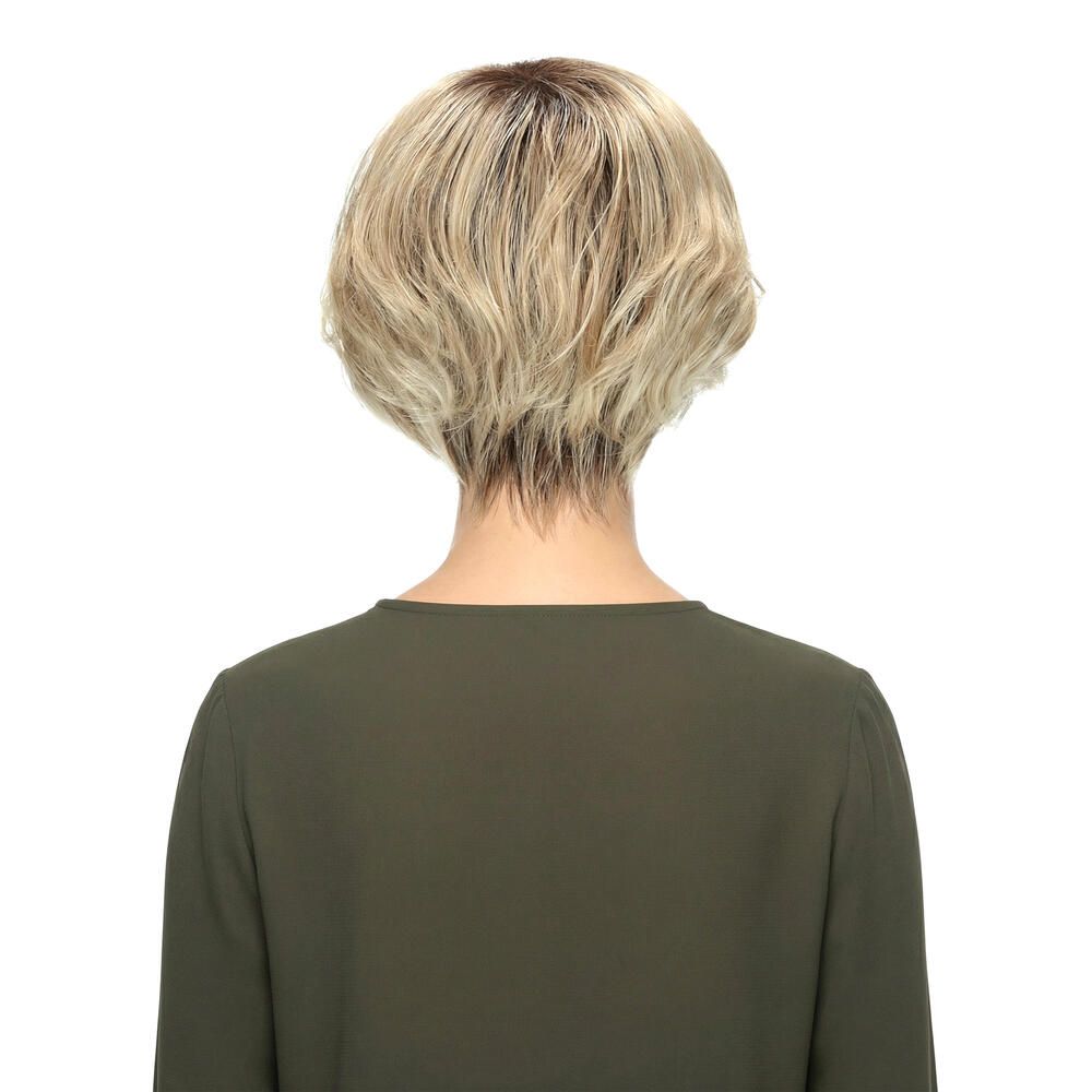 Blonde Perücke mit kurzem, gestuftem Schnitt. Rückansicht. Die Frau trägt ein grünes Oberteil.