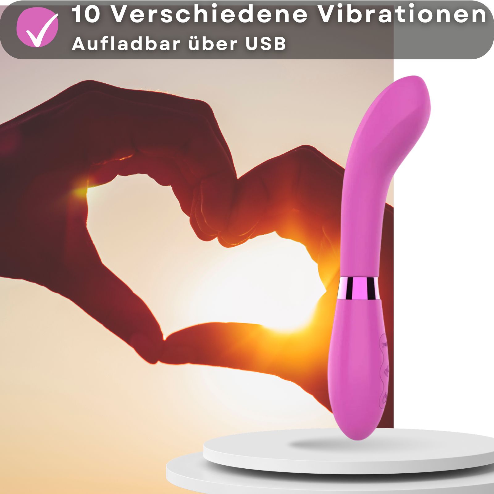 Rosa Vibrator. Text: 10 Vibrationen, USB aufladbar. Hände im Hintergrund. Auf weißem Podest.