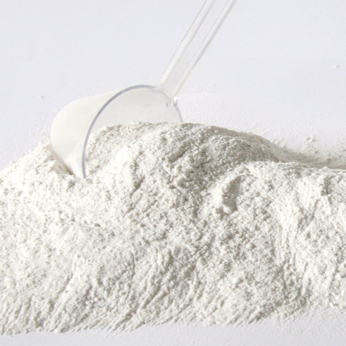 Weißes Pulver mit Dosierlöffel, Höveler Magnesium Plus.