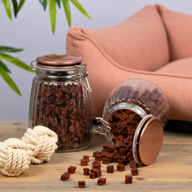 Gläser mit Würfeln. Deckel mit Metallverschluss. Dekoration: Seile.