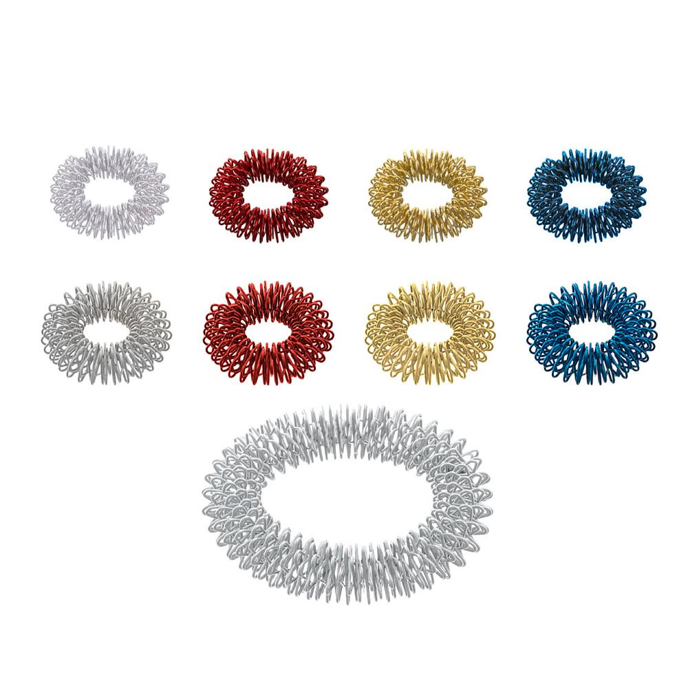 Acht Massageringe in verschiedenen Farben: Silber, Rot, Gold und Blau. Draufsicht.