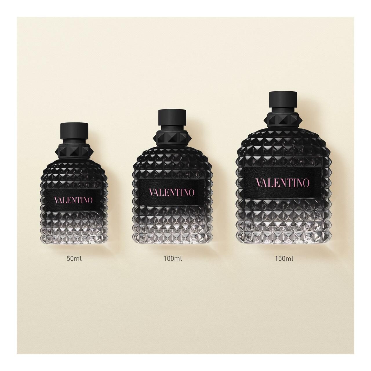 Drei Flakons. Schwarze Flakons mit rosa Schriftzug VALENTINO. Größen: 50ml, 100ml, 150ml. Geometrisches Muster.