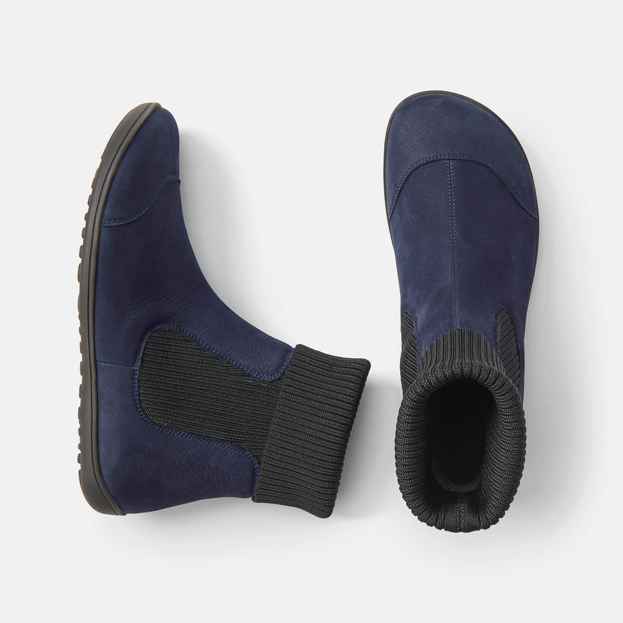 Zwei Stiefeletten, blau und schwarz. Flache Sohle, aus Leder. Draufsicht.