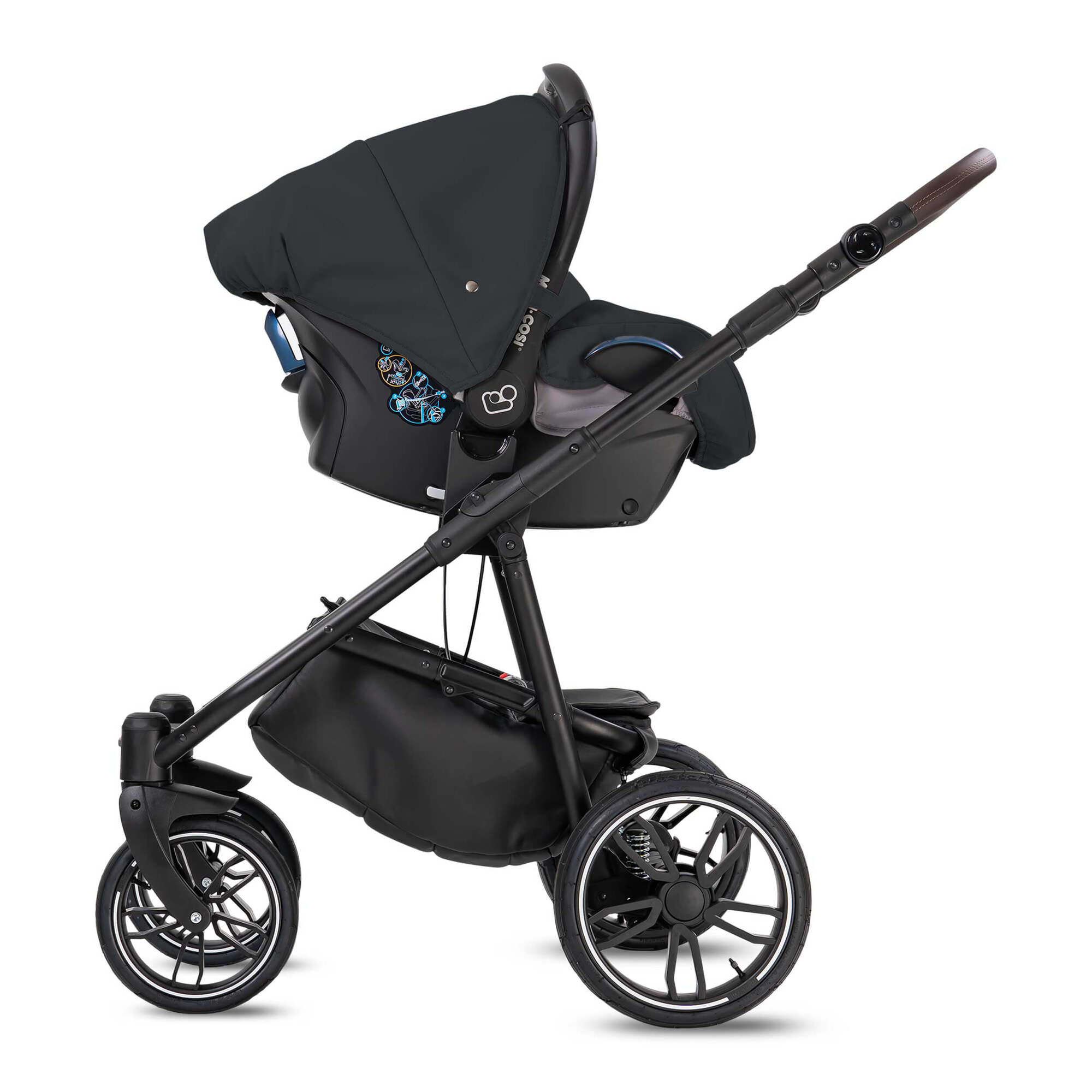 Dunkelgrauer Kinderwagen mit schwarzem Gestell und braunem Griff. Babyschale montiert.