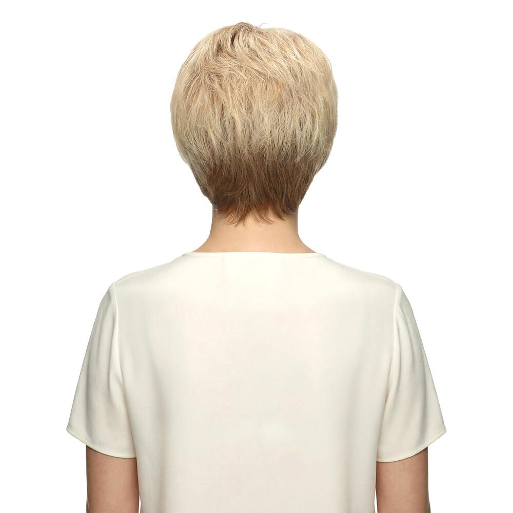 Blonde Kurzhaarperücke. Rückansicht einer Frau mit weißem Oberteil.