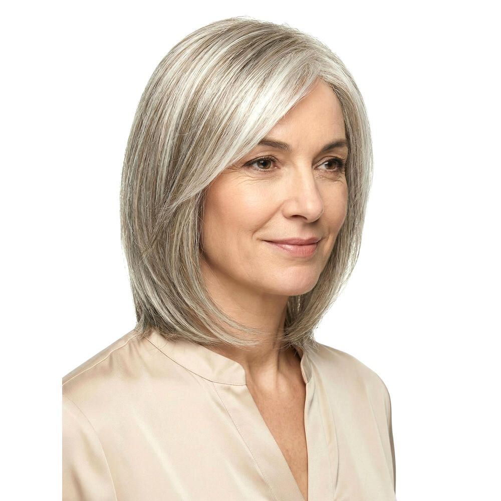 Perücke Athen von DELUXE. Graues Haar, schulterlang, Seitenansicht einer Frau. Hellbraunes Oberteil.