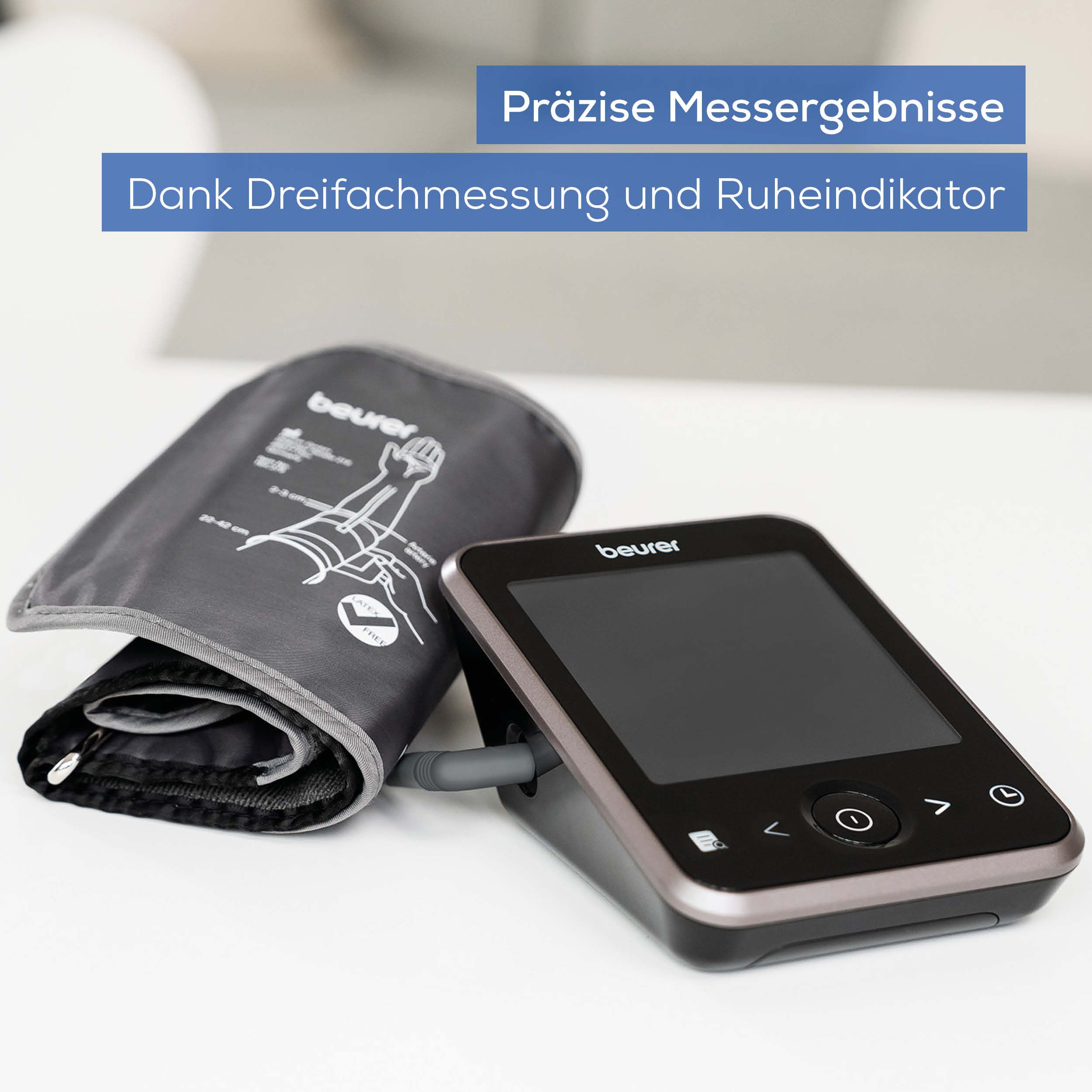 Blutdruckmessgerät mit Manschette. Text: Präzise Messergebnisse. Dank Dreifachmessung und Ruheindikator.