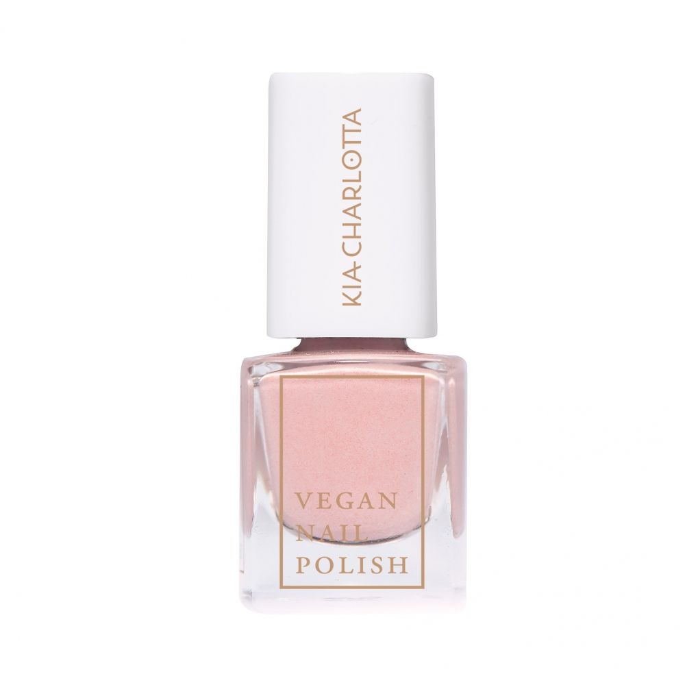 Nagellackflasche mit rosa Inhalt. Weißer Deckel mit Schriftzug KIA-CHARLOTTA. Aufschrift: VEGAN NAIL POLISH.