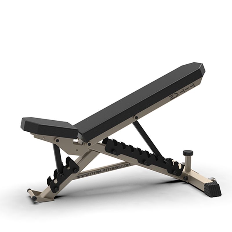 Verstellbare Hantelbank mit schwarzer Polsterung und grauem Gestell. Winkel verstellbar. Aufschrift: www.titan-fitness.com.