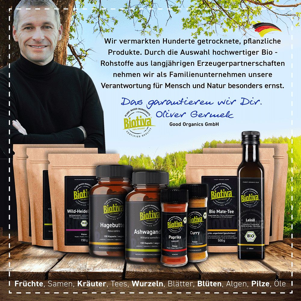 Mann steht vor einer Holzoberfläche mit verschiedenen Biotiva-Produkten. Flaschen, Gläser, Gewürze und Teebeutel.
