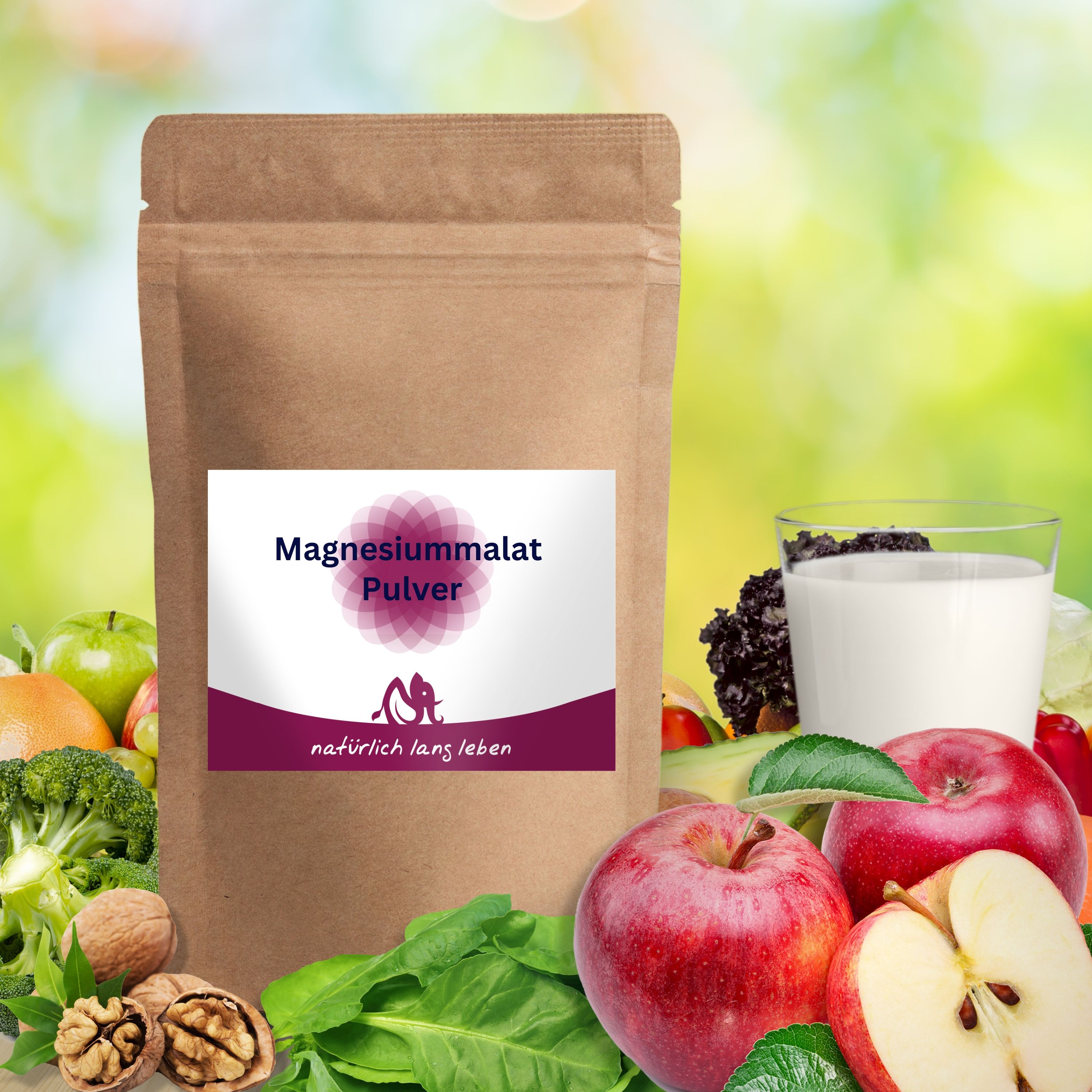 Braune Tüte mit Etikett, umgeben von Obst und Gemüse. Etikett mit Text: Magnesiummalat Pulver, Logo und "natürlich lang leben".