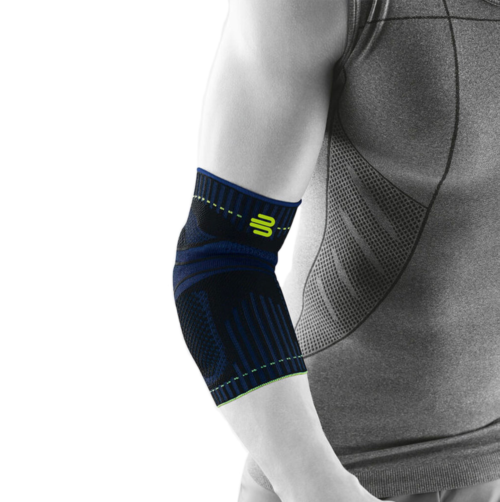 Elbogenbandage, blau-schwarz, am Arm getragen. Gelbes Logo. Gestricktes Material. Grüne Akzente an den Rändern.