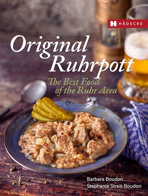Buchcover mit Titel "Original Ruhrpott". Darunter "The Best Food of the Ruhr Area". Auf einem Teller Gulasch mit Gurke.