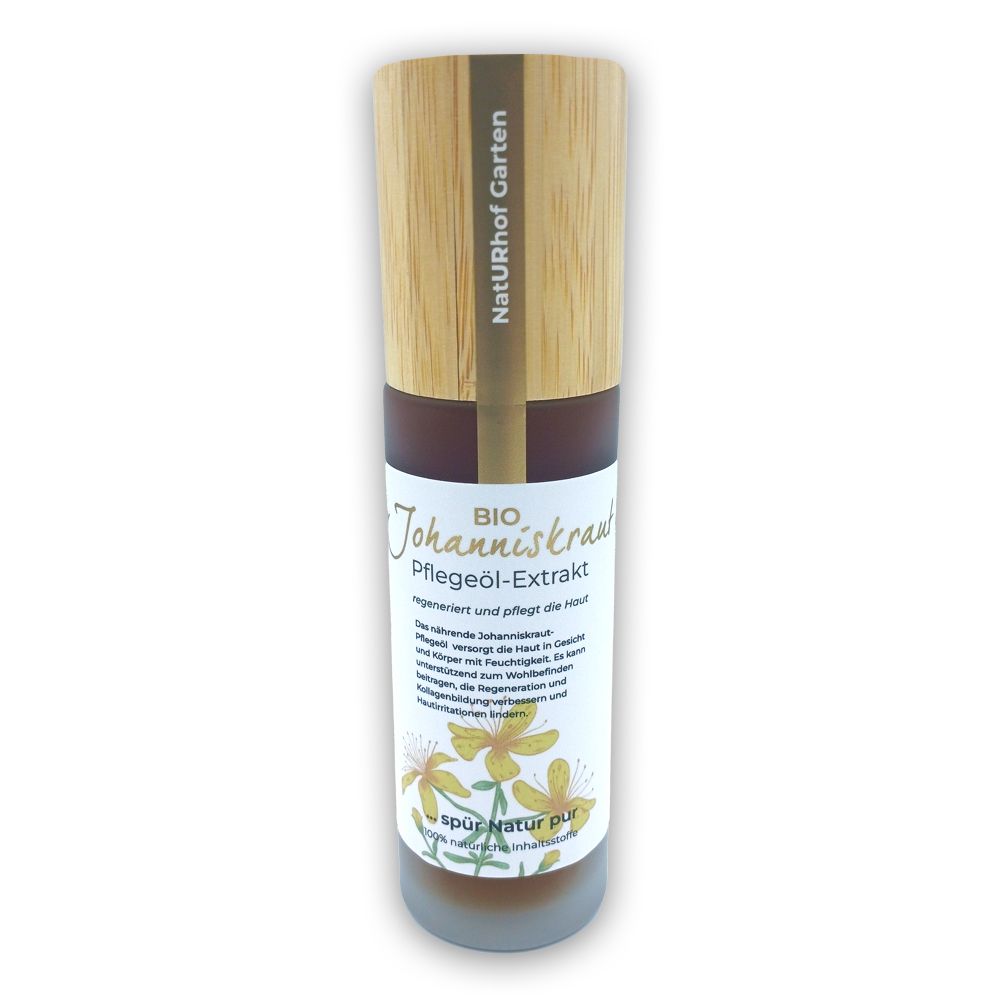 Braune Glasflasche mit Holzverschluss. Aufschrift: BIO Johanniskraut Pflegeöl-Extrakt. Etikett mit Produktinformationen und Logo.