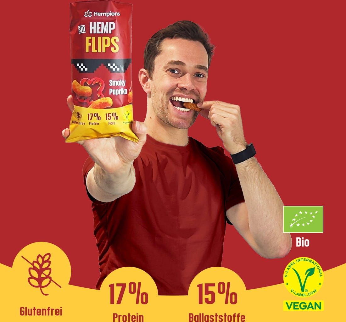 Mann hält Hempions Hemp Flips. Auf der Verpackung: Smoky Paprika, 17% Protein, 15% Ballaststoffe. Glutenfrei, Bio, Vegan.