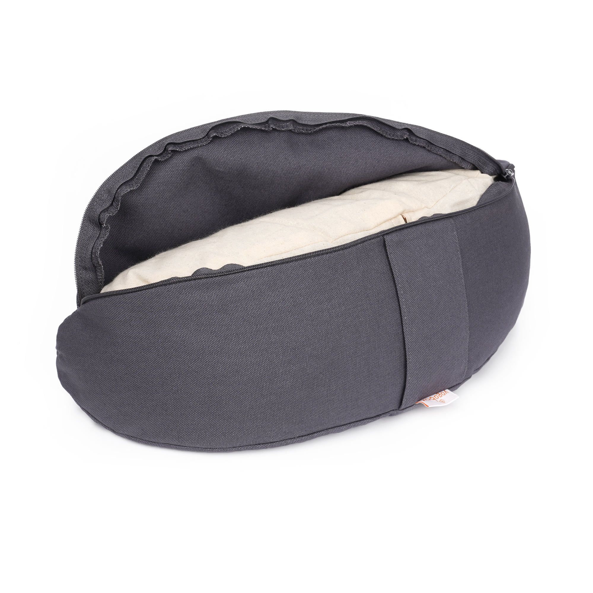 Graues Yogakissen Halbmond mit geöffnetem Reißverschluss und beige Innenseite.