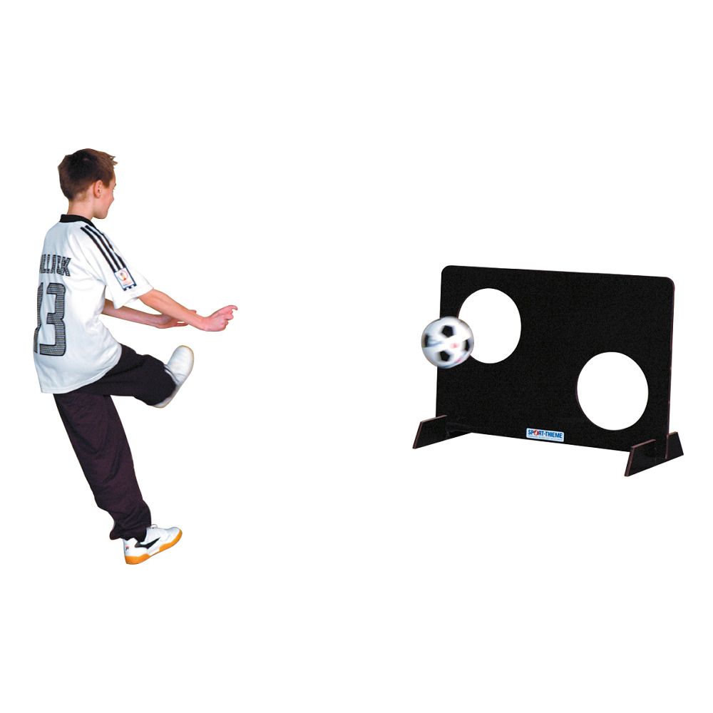 Schwarze Torwand mit zwei Löchern. Ein Kind schießt einen Fußball. Auf der Torwand steht "Sport-Thieme".