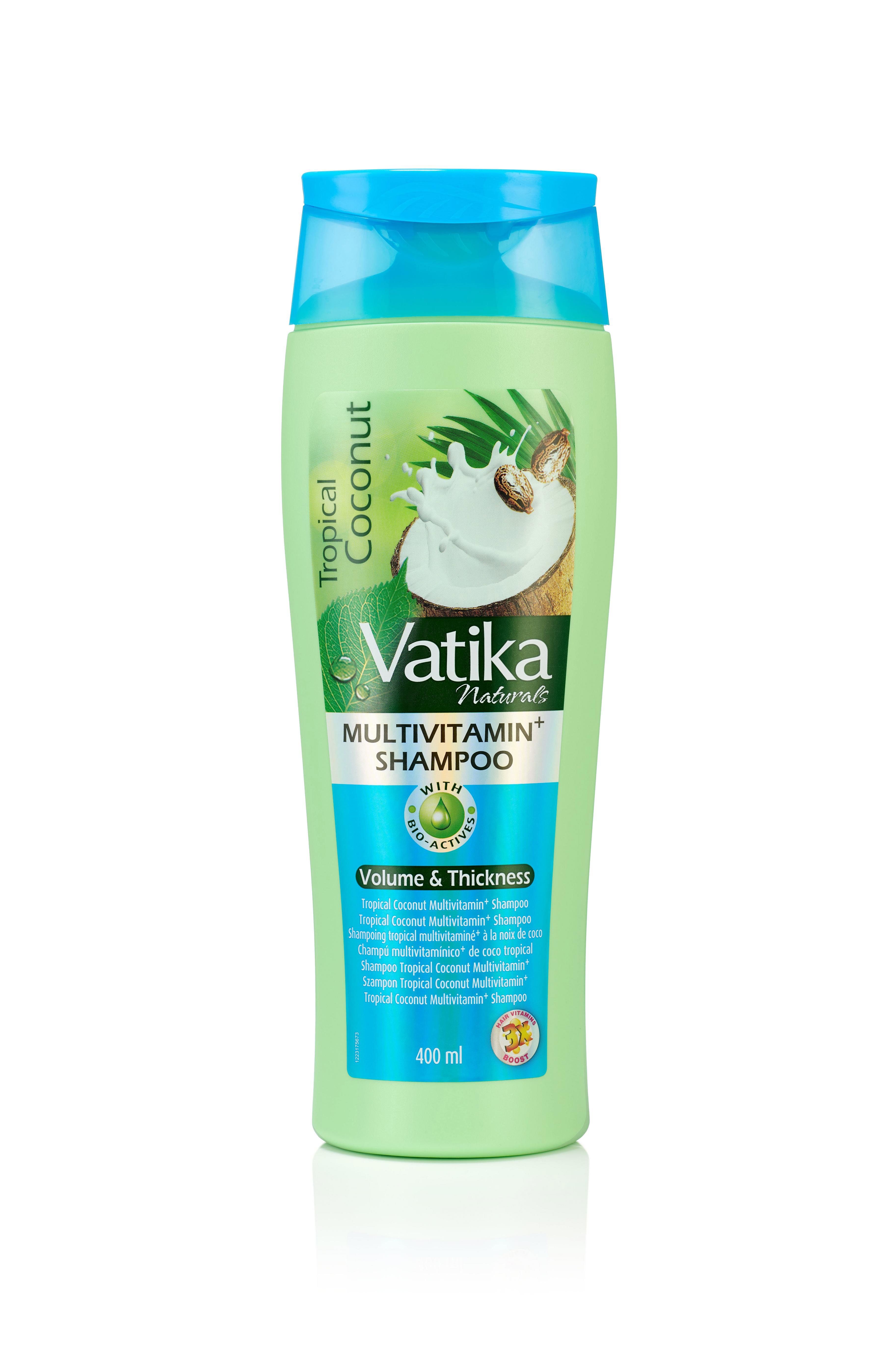 Grüne Shampoo-Flasche mit blauem Deckel. Aufschrift: Vatika Naturals Multivitamin Shampoo mit Kokosnuss. Volumen & Fülle.