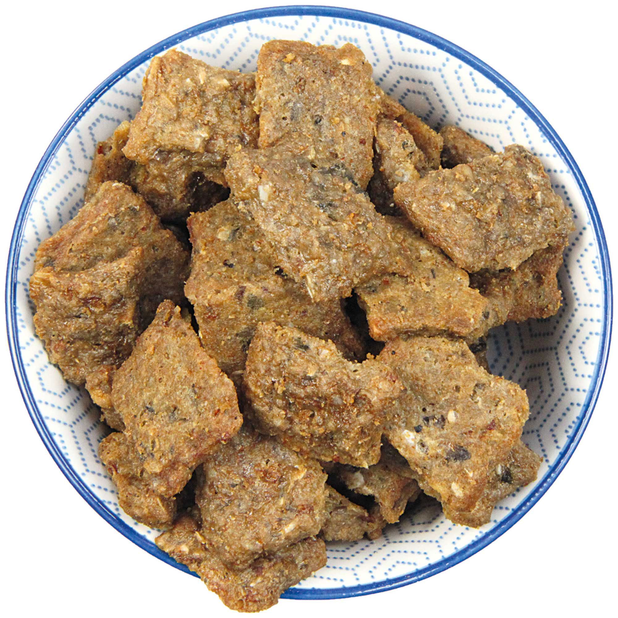 Hundefutter-Snack, rechteckig, braun, in einer Schüssel. Lachshappen. Blau-weißes Schüssel-Design.