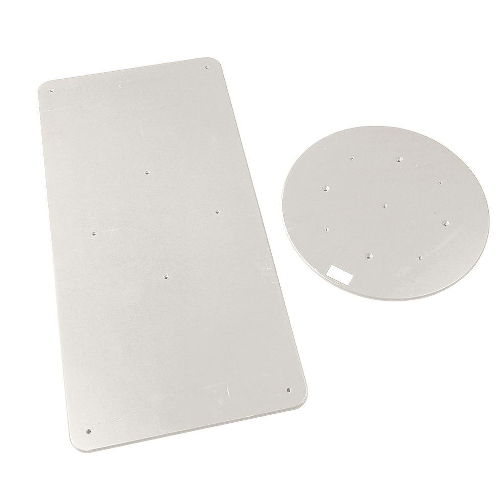 Zwei silberfarbene Platten. Eine rechteckige und eine runde Platte mit Löchern.