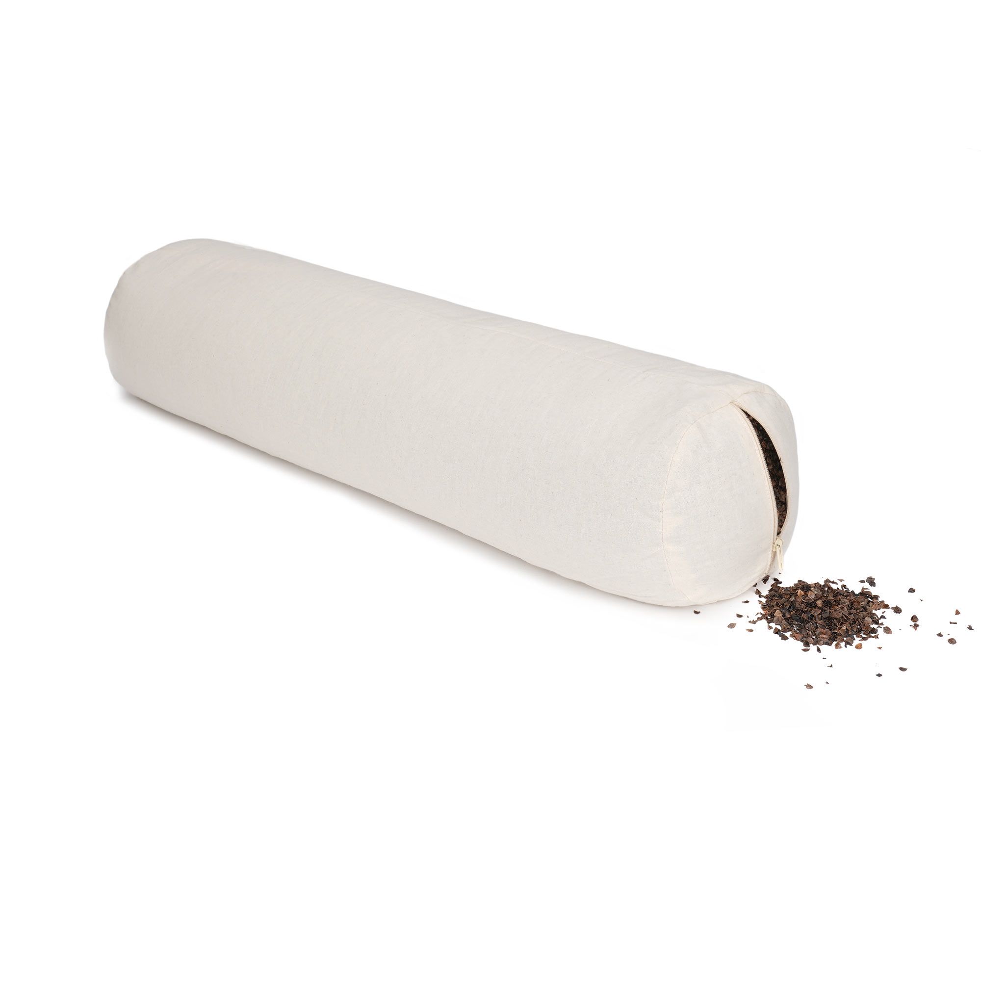 Cremefarbener Yogabolster, zylindrisch, mit einer kleinen Menge Füllmaterial daneben.