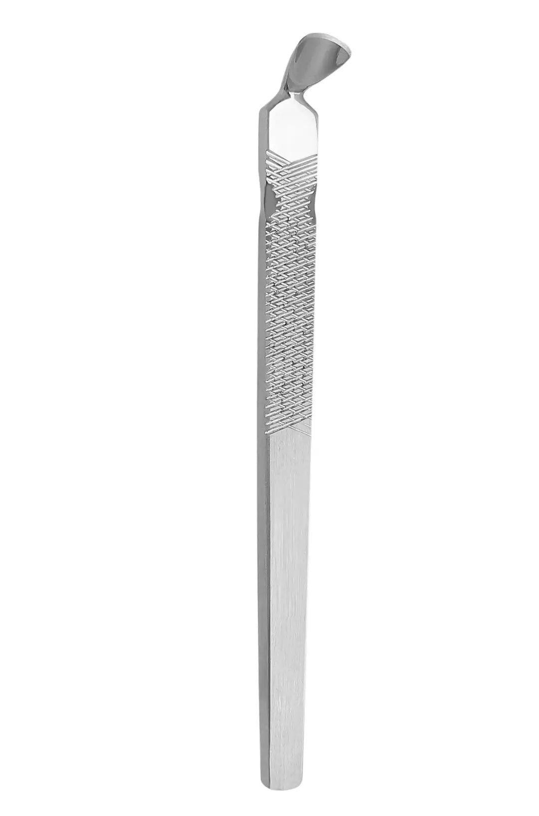 Zilverkleurig reinigingsinstrument. Het heeft een schuine kop en een geribbelde schacht. Het onderste uiteinde is glad.