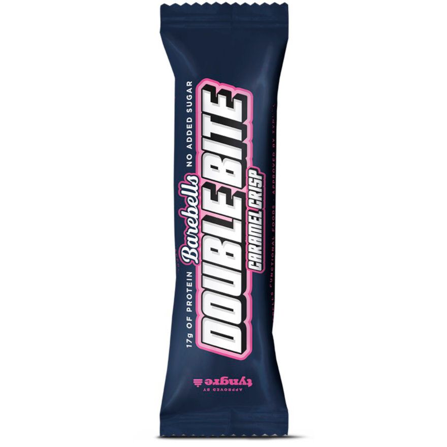 Dunkelblaue Verpackung mit rosa Schriftzug DOUBLE BITE, Caramel Crisp. Marke Barebells, 17g Protein, ohne Zuckerzusatz.