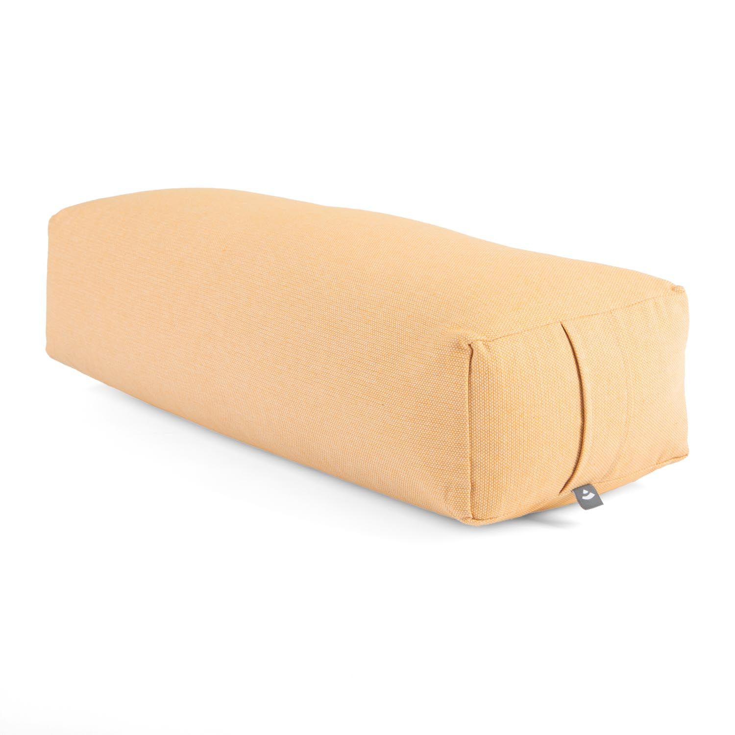 Beige Yoga-Bolster, rechteckig, mit Falten und Logo-Etikett. Stoffstruktur sichtbar.