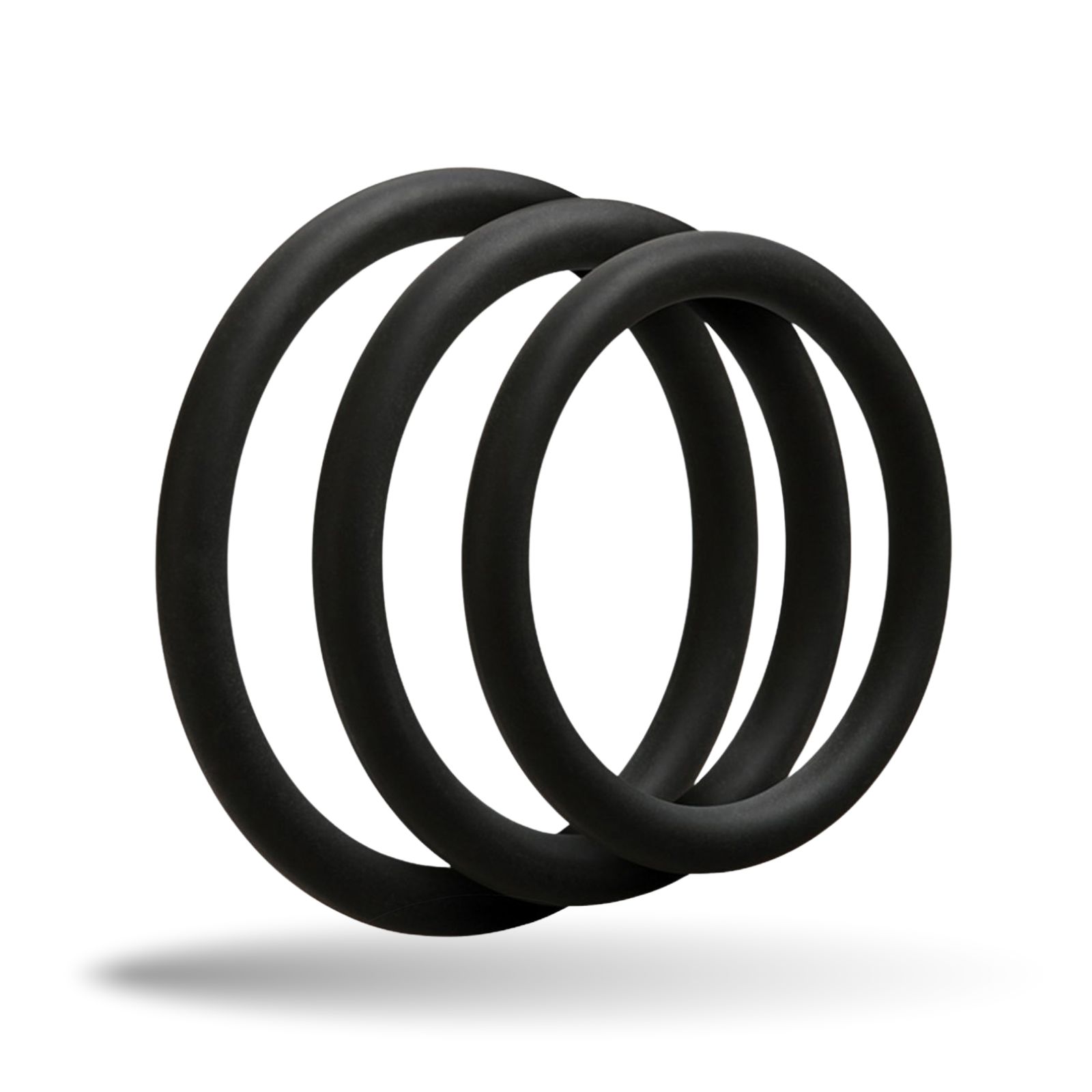 Drei schwarze Penisringe aus Silikon. Die Ringe sind übereinander angeordnet.