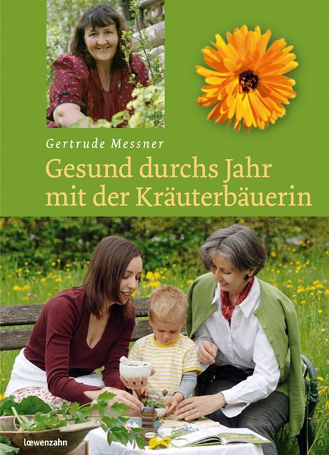 Buchcover: Titel "Gesund durchs Jahr mit der Kräuterbäuerin". Oben Porträt einer Frau und Nahaufnahme einer Blüte. Drei Personen im Garten.