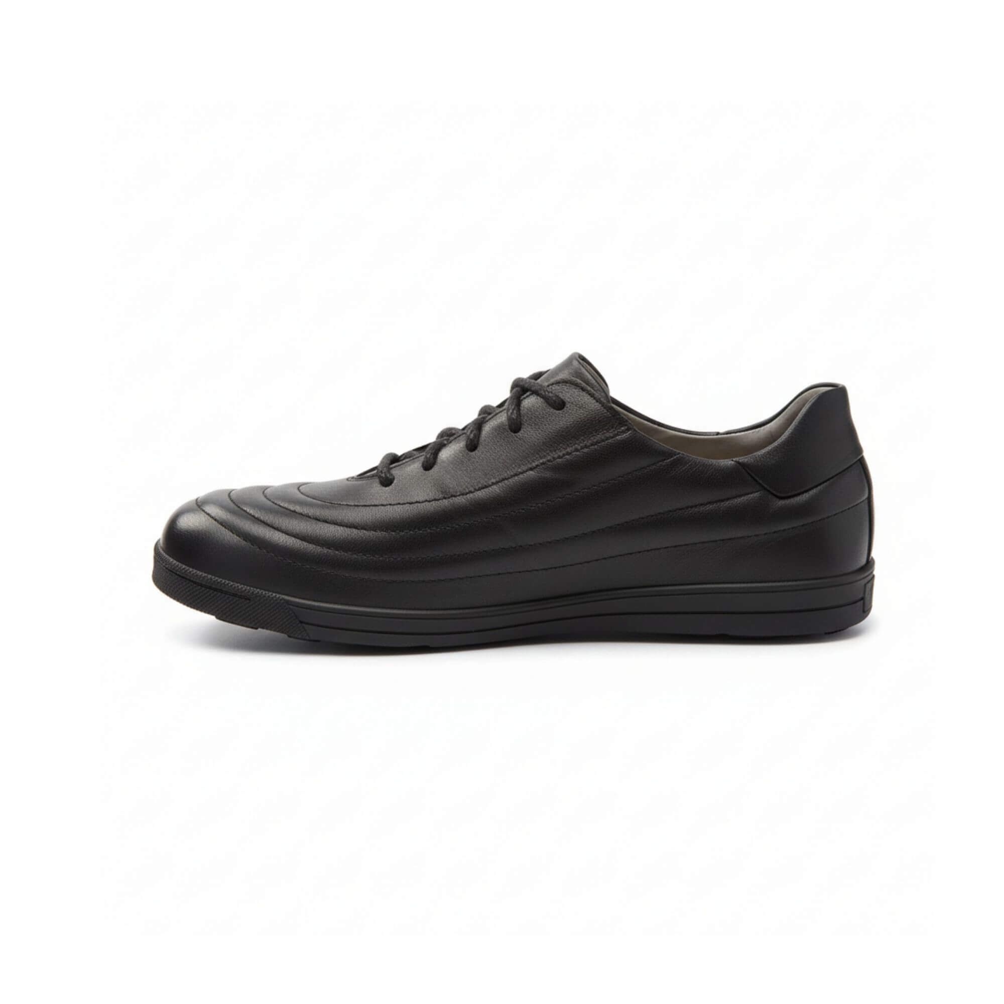 Schwarzer Schnürschuh. Obermaterial mit horizontalen Nähten. Schwarze Schnürsenkel. Sohle und Obermaterial aus Leder.