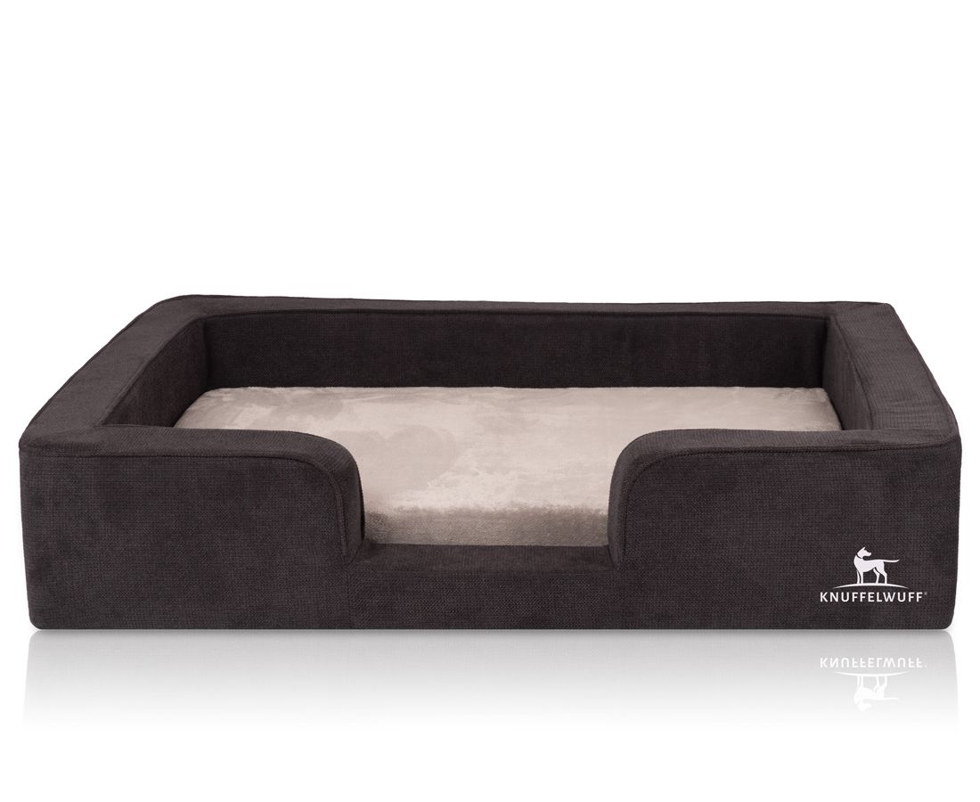 Orthopädisches Hundebett, rechteckig, dunkelbraun mit hellgrauer Liegefläche. Logo: Knuffelwuff. Erhöhte Seiten, niedriger Einstieg.