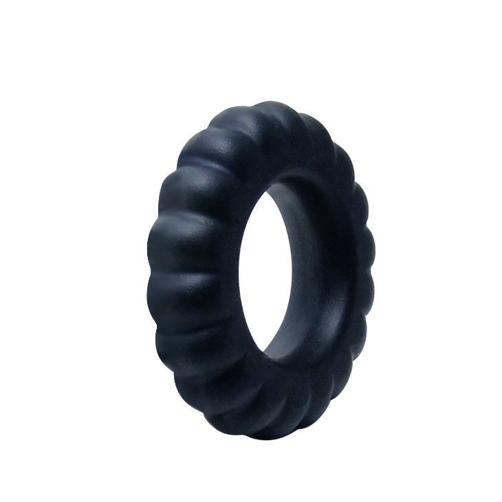Schwarzer Ring mit geripptem Außenrand.