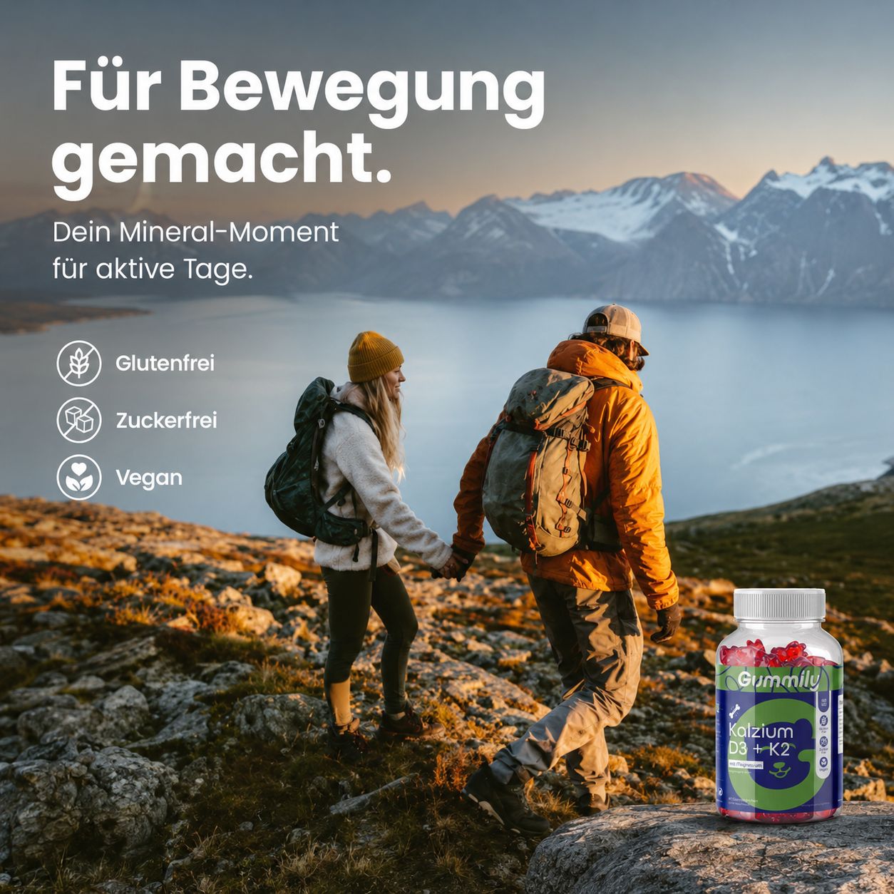 Paar wandert in Berglandschaft, Gummily Kalzium D3+K2 Glas auf Felsen.
