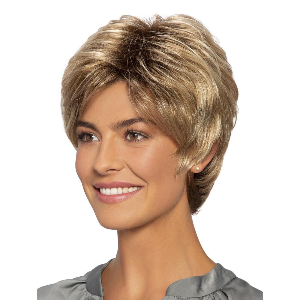 Perücke Lilo von Lofty. Kurze, blonde Kunsthaarperücke mit Pony. Seitenansicht einer Frau.